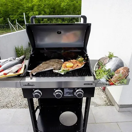 Mit Privatpool, Dart, Ping-pong, Outdoorkuche